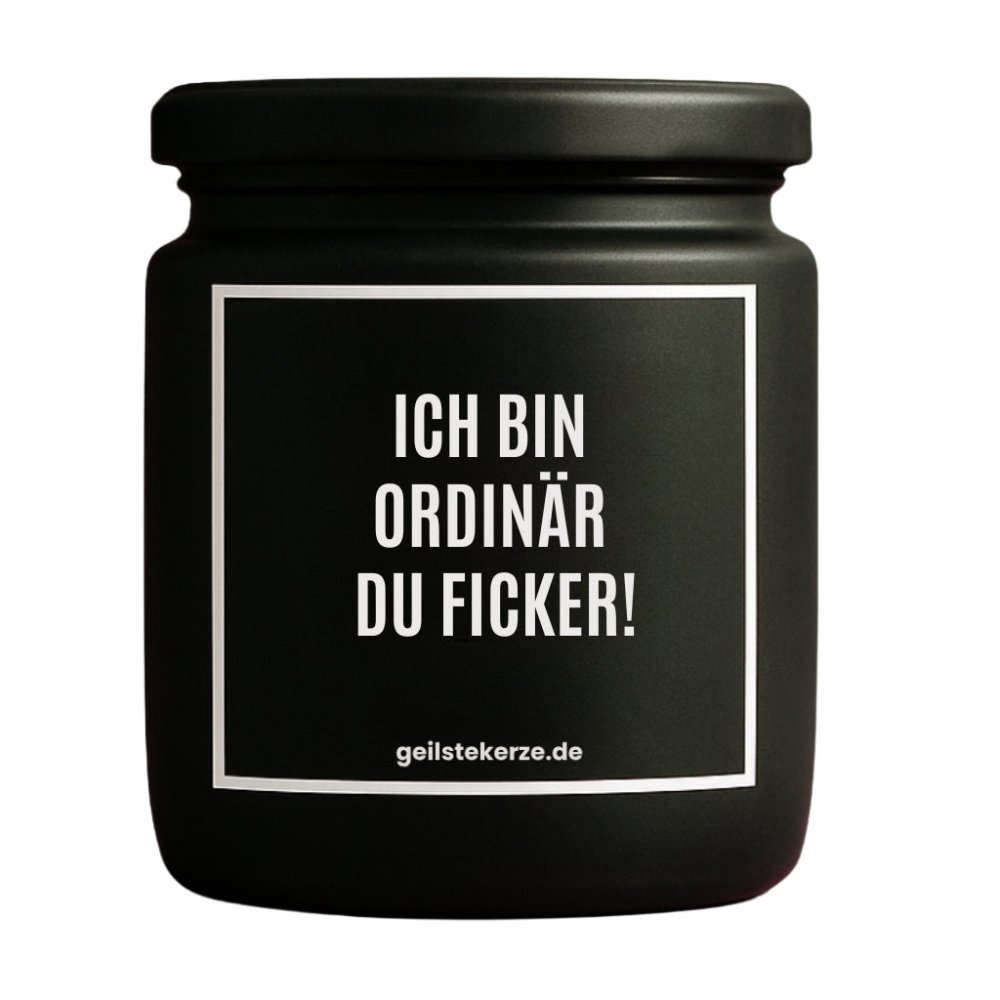 Duftkerze mit Spruch von geilstekerze ist der neue Geschenketrend. Diese witzige Kerze Vegane Bio-Kerze mit Spruch – ICH BIN ORDINÄR DU FICKER brennt mega lange sagenhafte 80 Stunde, hochwertige ätherische Öle schaffen beste Duftverteilung. Mit 1400 lustigen Sprüchen perfekt zum Verschenken. Handgemacht in Deutschland von geilstekerze.de -Die beste Duftkerze die du kaufen kannst.