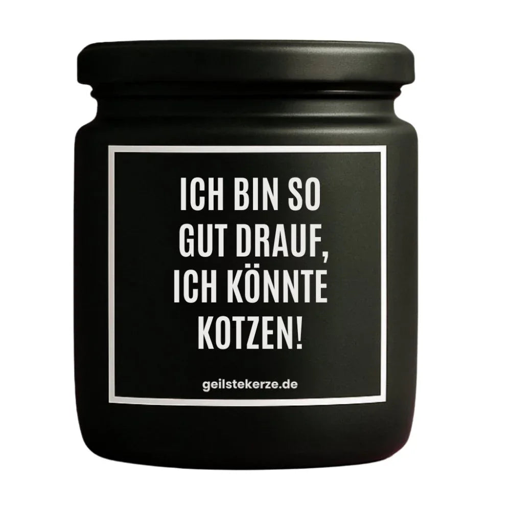 Duftkerze mit Spruch von geilstekerze ist der neue Geschenketrend. Diese witzige Kerze Vegane Bio-Kerze mit Spruch – ICH BIN SO GUT DRAUF, ICH KÖNNTE KOTZEN! brennt mega lange sagenhafte 80 Stunde, hochwertige ätherische Öle schaffen beste Duftverteilung. Mit 1400 lustigen Sprüchen perfekt zum Verschenken. Handgemacht in Deutschland von geilstekerze.de -Die beste Duftkerze die du kaufen kannst.