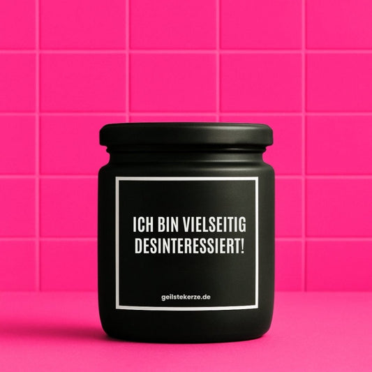 Duftkerze mit Spruch von geilstekerze ist der neue Geschenketrend. Diese witzige Kerze Vegane Bio-Kerze mit Spruch – ICH BIN VIELSEITIG DESINTERESSIERT! brennt mega lange sagenhafte 80 Stunde, hochwertige ätherische Öle schaffen beste Duftverteilung. Mit 1400 lustigen Sprüchen perfekt zum Verschenken. Handgemacht in Deutschland von geilstekerze.de -Die beste Duftkerze die du kaufen kannst.