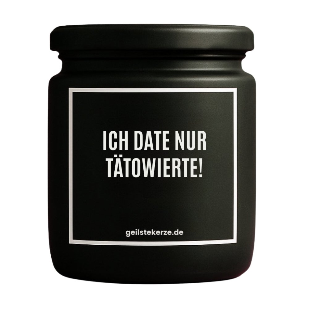 Duftkerze mit Spruch von geilstekerze ist der neue Geschenketrend. Diese witzige Kerze Vegane Bio-Kerze mit Spruch – ICH DATE NUR TÄTOWIERTE! brennt mega lange sagenhafte 80 Stunde, hochwertige ätherische Öle schaffen beste Duftverteilung. Mit 1400 lustigen Sprüchen perfekt zum Verschenken. Handgemacht in Deutschland von geilstekerze.de -Die beste Duftkerze die du kaufen kannst.