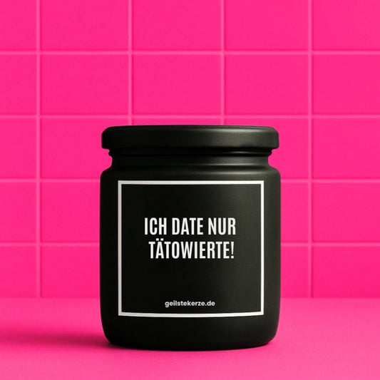 Duftkerze mit Spruch von geilstekerze ist der neue Geschenketrend. Diese witzige Kerze Vegane Bio-Kerze mit Spruch – ICH DATE NUR TÄTOWIERTE! brennt mega lange sagenhafte 80 Stunde, hochwertige ätherische Öle schaffen beste Duftverteilung. Mit 1400 lustigen Sprüchen perfekt zum Verschenken. Handgemacht in Deutschland von geilstekerze.de -Die beste Duftkerze die du kaufen kannst.