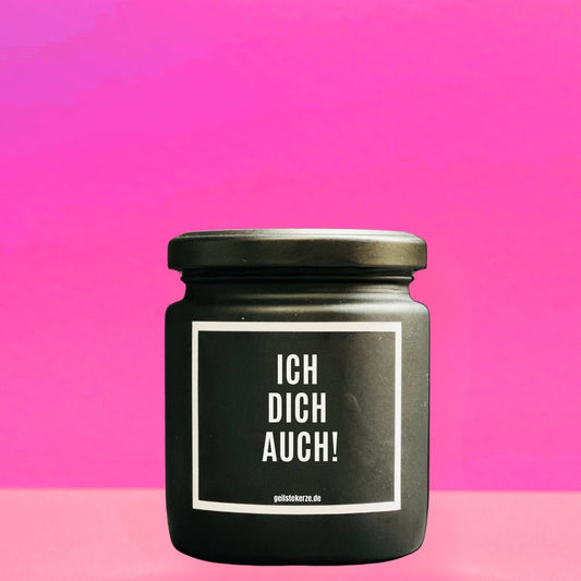 Duftkerze mit Spruch von geilstekerze ist der neue Geschenketrend. Diese witzige Kerze Vegane Bio-Kerze mit Spruch – ICH DICH AUCH brennt mega lange sagenhafte 80 Stunde, hochwertige ätherische Öle schaffen beste Duftverteilung. Mit 1400 lustigen Sprüchen perfekt zum Verschenken. Handgemacht in Deutschland von geilstekerze.de -Die beste Duftkerze die du kaufen kannst.