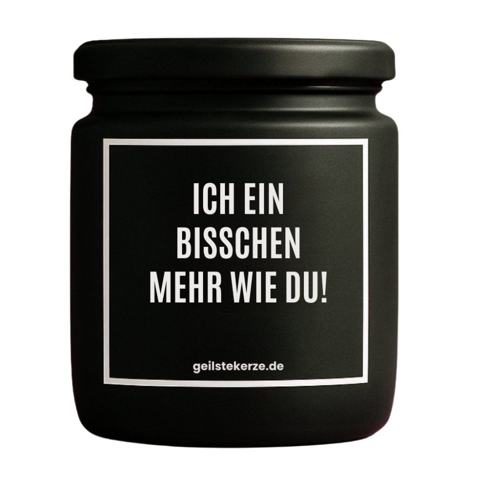 Duftkerze mit Spruch von geilstekerze ist der neue Geschenketrend. Diese witzige Kerze Vegane Bio-Kerze mit Spruch – ICH EIN BISSCHEN MEHR WIE DU! brennt mega lange sagenhafte 80 Stunde, hochwertige ätherische Öle schaffen beste Duftverteilung. Mit 1400 lustigen Sprüchen perfekt zum Verschenken. Handgemacht in Deutschland von geilstekerze.de -Die beste Duftkerze die du kaufen kannst.
