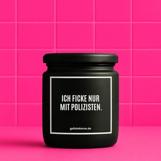 Duftkerze mit Spruch von geilstekerze ist der neue Geschenketrend. Diese witzige Kerze Vegane Bio-Kerze mit Spruch – ICH FICKE NUR MIT POLIZISTEN. brennt mega lange sagenhafte 80 Stunde, hochwertige ätherische Öle schaffen beste Duftverteilung. Mit 1400 lustigen Sprüchen perfekt zum Verschenken. Handgemacht in Deutschland von geilstekerze.de -Die beste Duftkerze die du kaufen kannst.