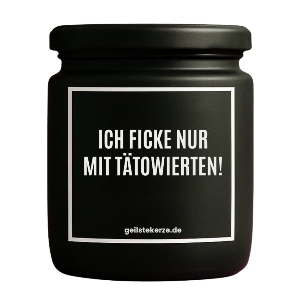 Duftkerze mit Spruch von geilstekerze ist der neue Geschenketrend. Diese witzige Kerze Vegane Bio-Kerze mit Spruch – ICH FICKE NUR MIT TÄTOWIERTEN! brennt mega lange sagenhafte 80 Stunde, hochwertige ätherische Öle schaffen beste Duftverteilung. Mit 1400 lustigen Sprüchen perfekt zum Verschenken. Handgemacht in Deutschland von geilstekerze.de -Die beste Duftkerze die du kaufen kannst.