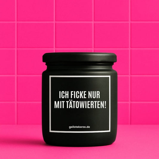 Duftkerze mit Spruch von geilstekerze ist der neue Geschenketrend. Diese witzige Kerze Vegane Bio-Kerze mit Spruch – ICH FICKE NUR MIT TÄTOWIERTEN! brennt mega lange sagenhafte 80 Stunde, hochwertige ätherische Öle schaffen beste Duftverteilung. Mit 1400 lustigen Sprüchen perfekt zum Verschenken. Handgemacht in Deutschland von geilstekerze.de -Die beste Duftkerze die du kaufen kannst.