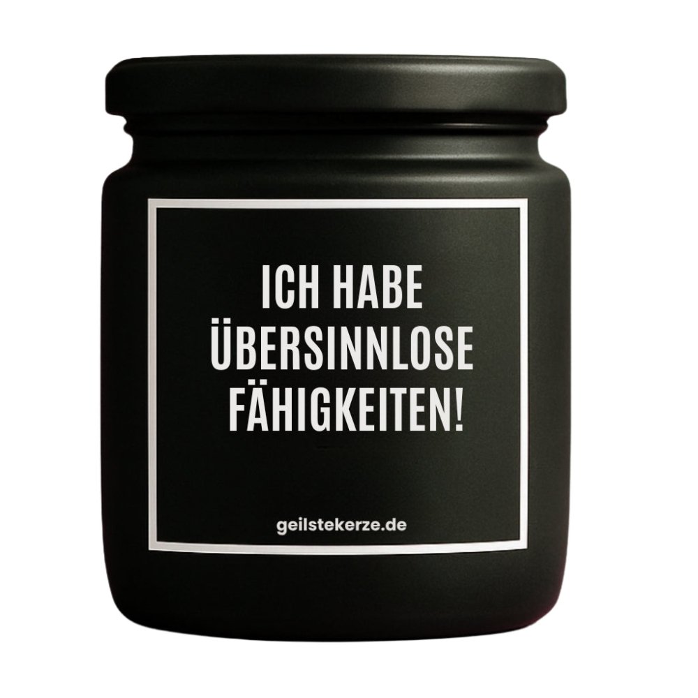 Duftkerze mit Spruch von geilstekerze ist der neue Geschenketrend. Diese witzige Kerze Vegane Bio-Kerze mit Spruch – ICH HABE ÜBERSINNLOSE FÄHIGKEITEN! brennt mega lange sagenhafte 80 Stunde, hochwertige ätherische Öle schaffen beste Duftverteilung. Mit 1400 lustigen Sprüchen perfekt zum Verschenken. Handgemacht in Deutschland von geilstekerze.de -Die beste Duftkerze die du kaufen kannst.