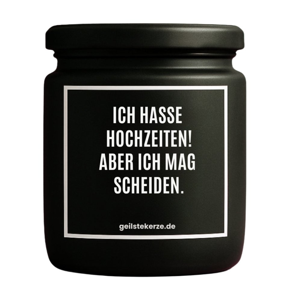 Duftkerze mit Spruch von geilstekerze ist der neue Geschenketrend. Diese witzige Kerze Vegane Bio-Kerze mit Spruch – ICH HASSE HOCHZEIT! ABER ICH MAG SCHEIDEN. brennt mega lange sagenhafte 80 Stunde, hochwertige ätherische Öle schaffen beste Duftverteilung. Mit 1400 lustigen Sprüchen perfekt zum Verschenken. Handgemacht in Deutschland von geilstekerze.de -Die beste Duftkerze die du kaufen kannst.