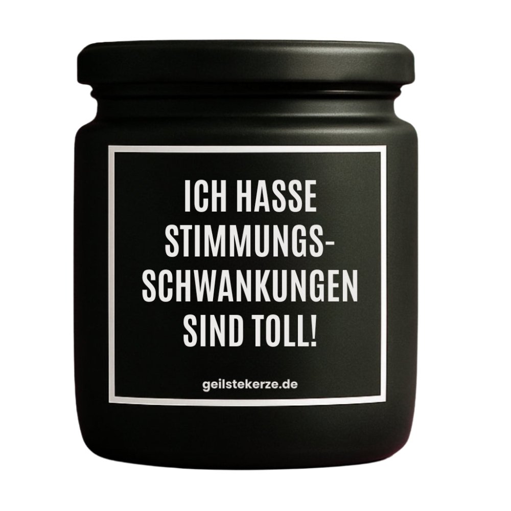 Duftkerze mit Spruch von geilstekerze ist der neue Geschenketrend. Diese witzige Kerze Vegane Bio-Kerze mit Spruch – ICH HASSE STIMMUNGSSCHWANKUNGEN SIND TOLL brennt mega lange sagenhafte 80 Stunde, hochwertige ätherische Öle schaffen beste Duftverteilung. Mit 1400 lustigen Sprüchen perfekt zum Verschenken. Handgemacht in Deutschland von geilstekerze.de -Die beste Duftkerze die du kaufen kannst.