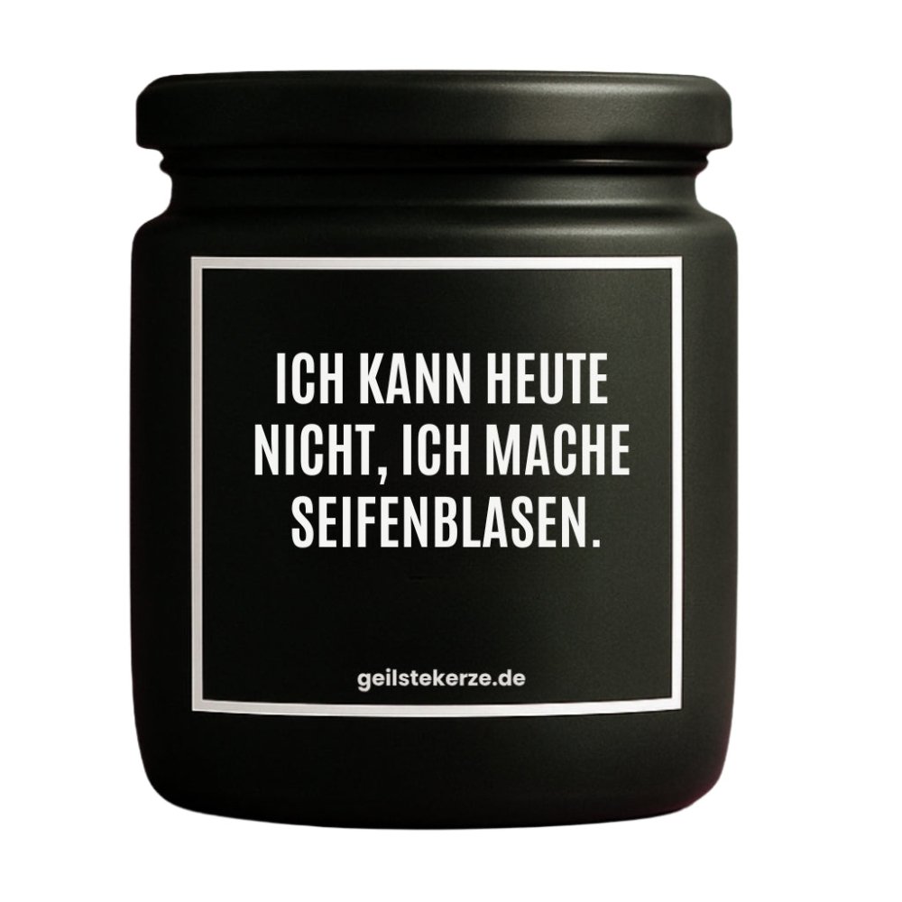 Duftkerze mit Spruch von geilstekerze ist der neue Geschenketrend. Diese witzige Kerze Vegane Bio-Kerze mit Spruch – ICH KANN HEUTE NICHT, ICH MACHE SEIFENBLASEN. brennt mega lange sagenhafte 80 Stunde, hochwertige ätherische Öle schaffen beste Duftverteilung. Mit 1400 lustigen Sprüchen perfekt zum Verschenken. Handgemacht in Deutschland von geilstekerze.de -Die beste Duftkerze die du kaufen kannst.