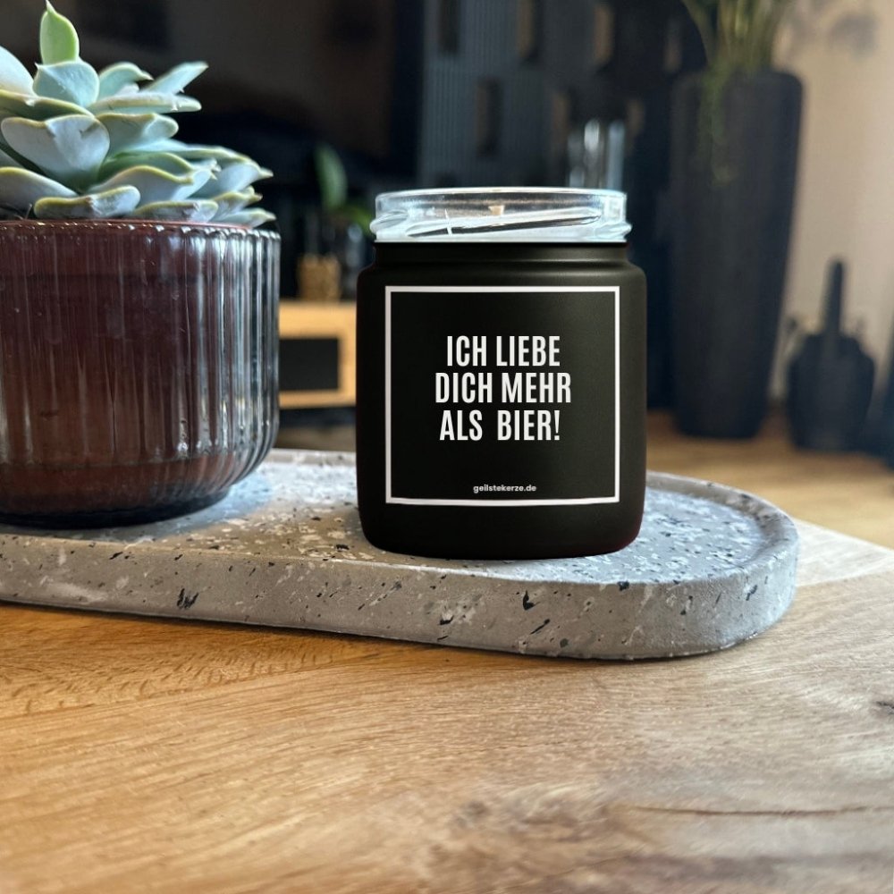 Duftkerze mit Spruch von geilstekerze ist der neue Geschenketrend. Diese witzige Kerze Vegane Bio-Kerze mit Spruch – ICH LIEBE DICH MEHR ALS BIER brennt mega lange sagenhafte 80 Stunde, hochwertige ätherische Öle schaffen beste Duftverteilung. Mit 1400 lustigen Sprüchen perfekt zum Verschenken. Handgemacht in Deutschland von geilstekerze.de -Die beste Duftkerze die du kaufen kannst.