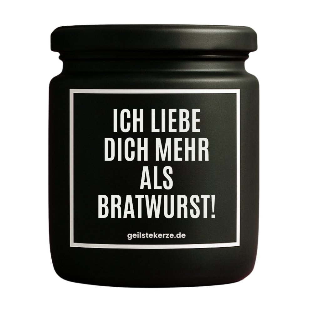 Duftkerze mit Spruch von geilstekerze ist der neue Geschenketrend. Diese witzige Kerze Vegane Bio-Kerze mit Spruch – ICH LIEBE DICH MEHR ALS BRATWURTST brennt mega lange sagenhafte 80 Stunde, hochwertige ätherische Öle schaffen beste Duftverteilung. Mit 1400 lustigen Sprüchen perfekt zum Verschenken. Handgemacht in Deutschland von geilstekerze.de -Die beste Duftkerze die du kaufen kannst.