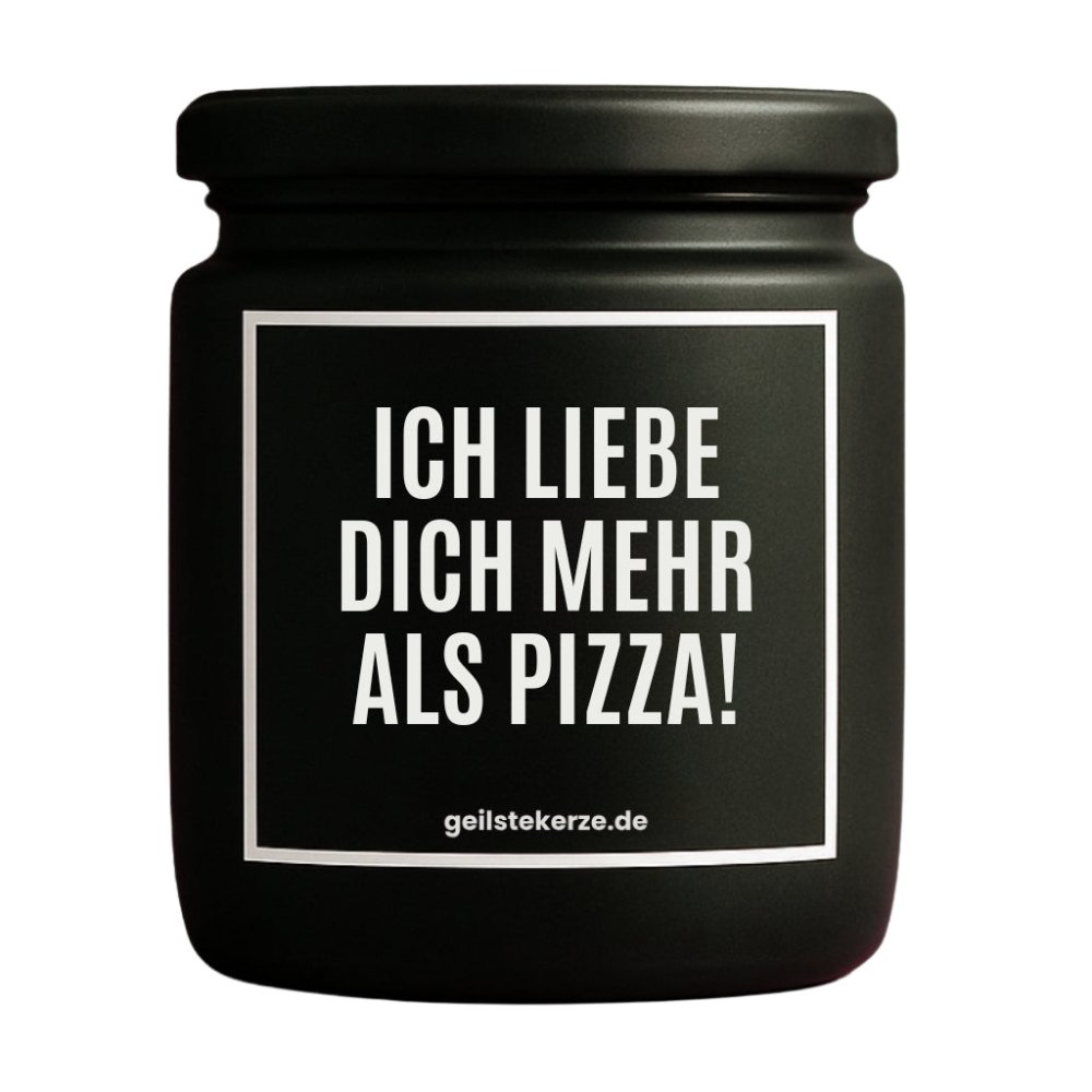 Duftkerze mit Spruch von geilstekerze ist der neue Geschenketrend. Diese witzige Kerze Vegane Bio-Kerze mit Spruch – ICH LIEBE DICH MEHR ALS PIZZA! brennt mega lange sagenhafte 80 Stunde, hochwertige ätherische Öle schaffen beste Duftverteilung. Mit 1400 lustigen Sprüchen perfekt zum Verschenken. Handgemacht in Deutschland von geilstekerze.de -Die beste Duftkerze die du kaufen kannst.