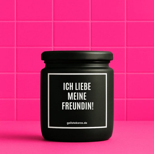 Duftkerze mit Spruch von geilstekerze ist der neue Geschenketrend. Diese witzige Kerze Vegane Bio-Kerze mit Spruch – ICH LIEBE MEINE FREUNDIN! brennt mega lange sagenhafte 80 Stunde, hochwertige ätherische Öle schaffen beste Duftverteilung. Mit 1400 lustigen Sprüchen perfekt zum Verschenken. Handgemacht in Deutschland von geilstekerze.de -Die beste Duftkerze die du kaufen kannst.