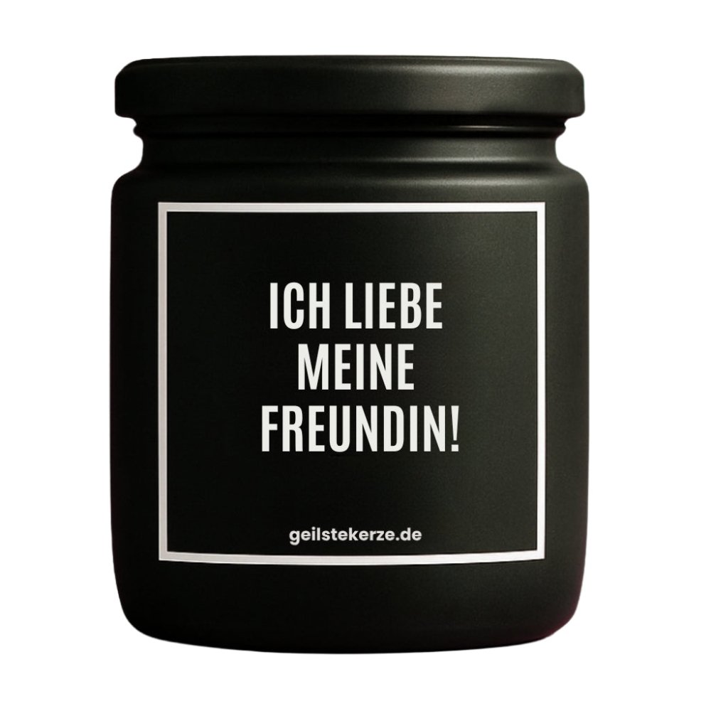 Duftkerze mit Spruch von geilstekerze ist der neue Geschenketrend. Diese witzige Kerze Vegane Bio-Kerze mit Spruch – ICH LIEBE MEINE FREUNDIN! brennt mega lange sagenhafte 80 Stunde, hochwertige ätherische Öle schaffen beste Duftverteilung. Mit 1400 lustigen Sprüchen perfekt zum Verschenken. Handgemacht in Deutschland von geilstekerze.de -Die beste Duftkerze die du kaufen kannst.