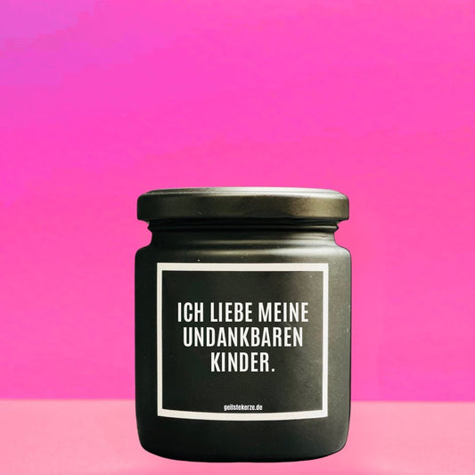 Duftkerze mit Spruch von geilstekerze ist der neue Geschenketrend. Diese witzige Kerze Vegane Bio-Kerze mit Spruch – ICH LIEBE MEINE UNDANKBAREN KINDER brennt mega lange sagenhafte 80 Stunde, hochwertige ätherische Öle schaffen beste Duftverteilung. Mit 1400 lustigen Sprüchen perfekt zum Verschenken. Handgemacht in Deutschland von geilstekerze.de -Die beste Duftkerze die du kaufen kannst.