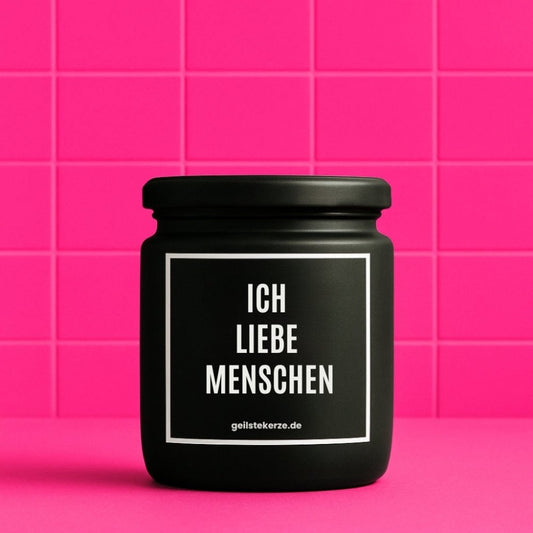 Duftkerze mit Spruch von geilstekerze ist der neue Geschenketrend. Diese witzige Kerze Vegane Bio-Kerze mit Spruch – ICH LIEBE MENSCHEN brennt mega lange sagenhafte 80 Stunde, hochwertige ätherische Öle schaffen beste Duftverteilung. Mit 1400 lustigen Sprüchen perfekt zum Verschenken. Handgemacht in Deutschland von geilstekerze.de -Die beste Duftkerze die du kaufen kannst.