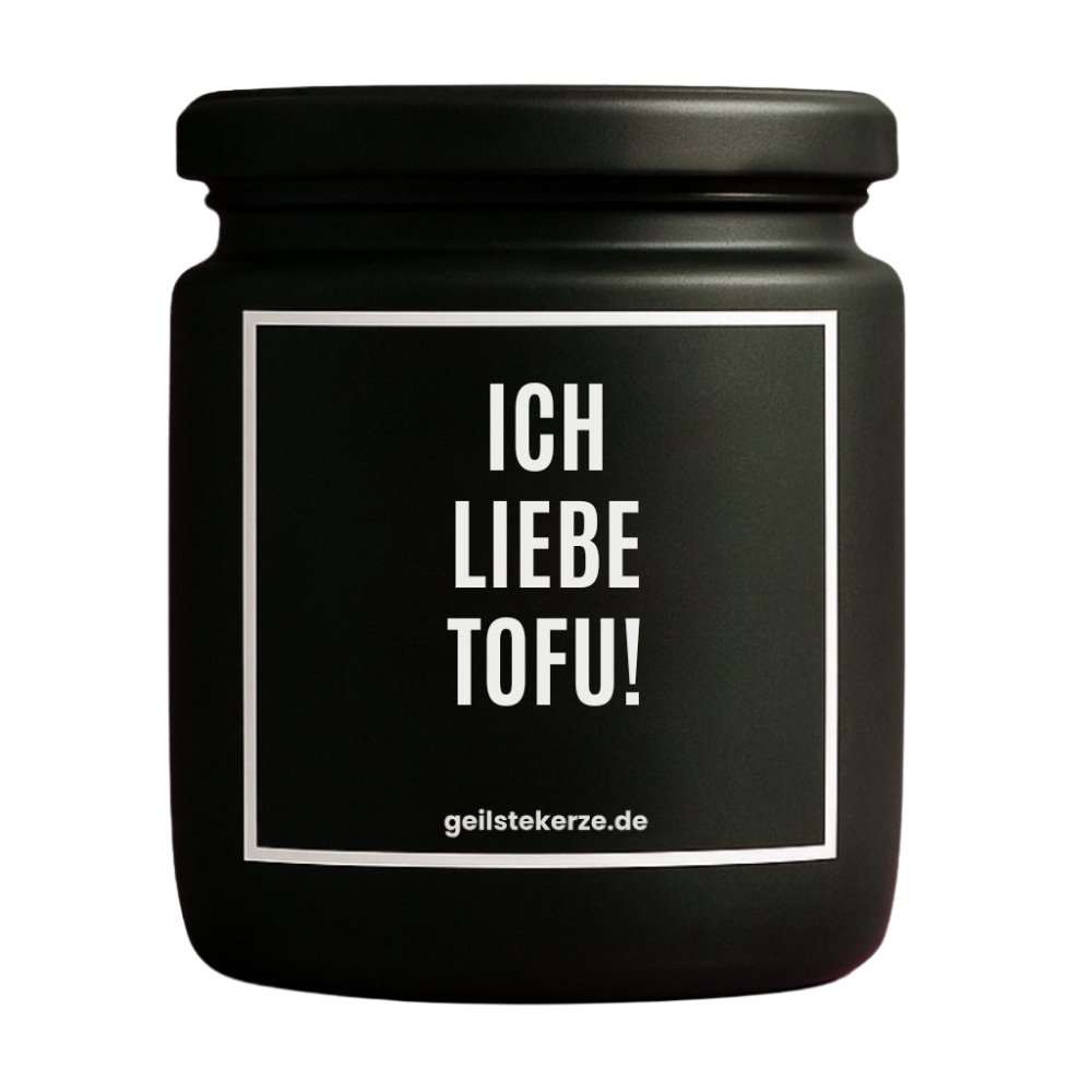 Duftkerze mit Spruch von geilstekerze ist der neue Geschenketrend. Diese witzige Kerze Vegane Bio-Kerze mit Spruch – ICH LIEBE TOFU! brennt mega lange sagenhafte 80 Stunde, hochwertige ätherische Öle schaffen beste Duftverteilung. Mit 1400 lustigen Sprüchen perfekt zum Verschenken. Handgemacht in Deutschland von geilstekerze.de -Die beste Duftkerze die du kaufen kannst.