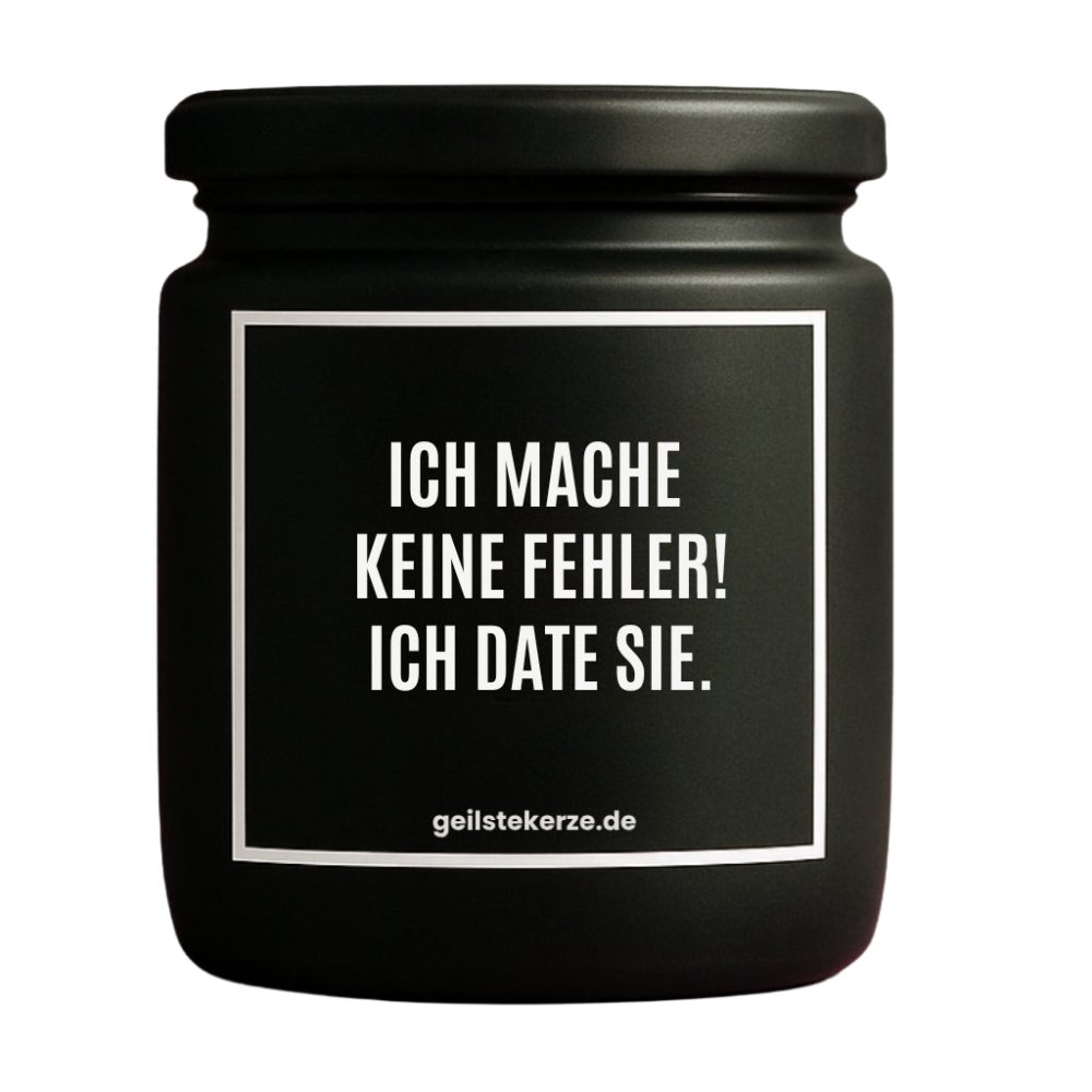 Duftkerze mit Spruch von geilstekerze ist der neue Geschenketrend. Diese witzige Kerze Vegane Bio-Kerze mit Spruch – ICH MACHE KEINE FEHLER! ICH DATE SIE. brennt mega lange sagenhafte 80 Stunde, hochwertige ätherische Öle schaffen beste Duftverteilung. Mit 1400 lustigen Sprüchen perfekt zum Verschenken. Handgemacht in Deutschland von geilstekerze.de -Die beste Duftkerze die du kaufen kannst.