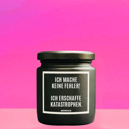 Duftkerze mit Spruch von geilstekerze ist der neue Geschenketrend. Diese witzige Kerze Vegane Bio-Kerze mit Spruch – ICH MACHE KEINE FEHLER! ICH ERSCHAFFE KATASTROPHEN brennt mega lange sagenhafte 80 Stunde, hochwertige ätherische Öle schaffen beste Duftverteilung. Mit 1400 lustigen Sprüchen perfekt zum Verschenken. Handgemacht in Deutschland von geilstekerze.de -Die beste Duftkerze die du kaufen kannst.