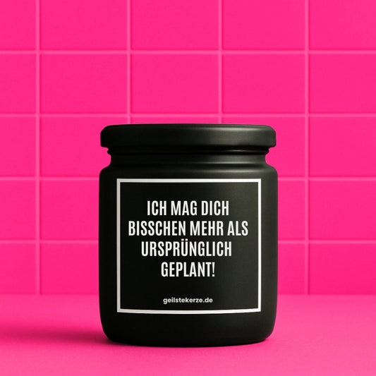 Duftkerze mit Spruch von geilstekerze ist der neue Geschenketrend. Diese witzige Kerze Vegane Bio-Kerze mit Spruch – ICH MAG DICH BISSCHEN MEHR ALS URSPRÜNGLICH GEPLANT! brennt mega lange sagenhafte 80 Stunde, hochwertige ätherische Öle schaffen beste Duftverteilung. Mit 1400 lustigen Sprüchen perfekt zum Verschenken. Handgemacht in Deutschland von geilstekerze.de -Die beste Duftkerze die du kaufen kannst.