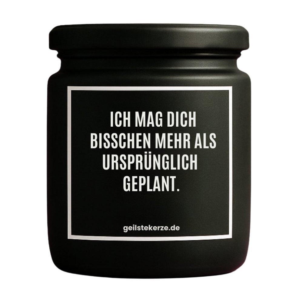 Duftkerze mit Spruch von geilstekerze ist der neue Geschenketrend. Diese witzige Kerze Vegane Bio-Kerze mit Spruch – ICH MAG DICH BISSCHEN MEHR ALS URSPRÜNGLICH GEPLANT. brennt mega lange sagenhafte 80 Stunde, hochwertige ätherische Öle schaffen beste Duftverteilung. Mit 1400 lustigen Sprüchen perfekt zum Verschenken. Handgemacht in Deutschland von geilstekerze.de -Die beste Duftkerze die du kaufen kannst.