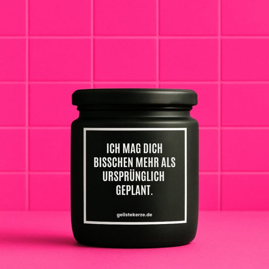 Duftkerze mit Spruch von geilstekerze ist der neue Geschenketrend. Diese witzige Kerze Vegane Bio-Kerze mit Spruch – ICH MAG DICH BISSCHEN MEHR ALS URSPRÜNGLICH GEPLANT. brennt mega lange sagenhafte 80 Stunde, hochwertige ätherische Öle schaffen beste Duftverteilung. Mit 1400 lustigen Sprüchen perfekt zum Verschenken. Handgemacht in Deutschland von geilstekerze.de -Die beste Duftkerze die du kaufen kannst.