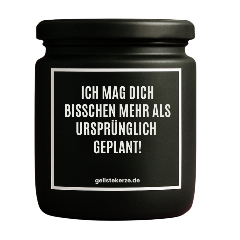 Duftkerze mit Spruch von geilstekerze ist der neue Geschenketrend. Diese witzige Kerze Vegane Bio-Kerze mit Spruch – ICH MAG DICH BISSCHEN MEHR ALS URSPRÜNGLICH GEPLANT! brennt mega lange sagenhafte 80 Stunde, hochwertige ätherische Öle schaffen beste Duftverteilung. Mit 1400 lustigen Sprüchen perfekt zum Verschenken. Handgemacht in Deutschland von geilstekerze.de -Die beste Duftkerze die du kaufen kannst.