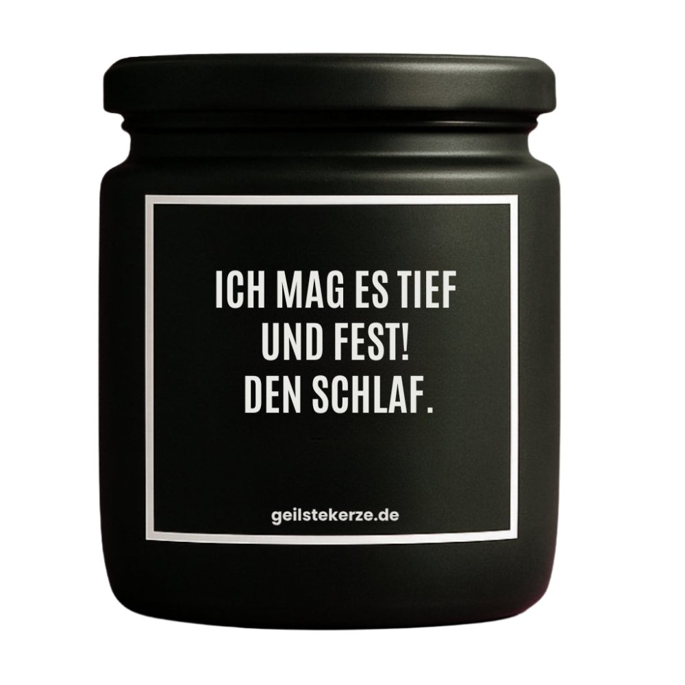 Duftkerze mit Spruch von geilstekerze ist der neue Geschenketrend. Diese witzige Kerze Vegane Bio-Kerze mit Spruch – ICH MAG ES TIEF UND FEST! DEN SCHLAF. brennt mega lange sagenhafte 80 Stunde, hochwertige ätherische Öle schaffen beste Duftverteilung. Mit 1400 lustigen Sprüchen perfekt zum Verschenken. Handgemacht in Deutschland von geilstekerze.de -Die beste Duftkerze die du kaufen kannst.