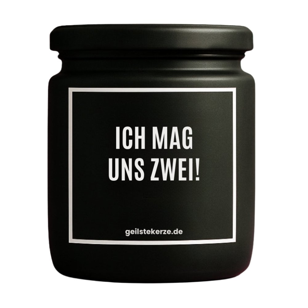 Duftkerze mit Spruch von geilstekerze ist der neue Geschenketrend. Diese witzige Kerze Vegane Bio-Kerze mit Spruch – ICH MAG UNS ZWEI! brennt mega lange sagenhafte 80 Stunde, hochwertige ätherische Öle schaffen beste Duftverteilung. Mit 1400 lustigen Sprüchen perfekt zum Verschenken. Handgemacht in Deutschland von geilstekerze.de -Die beste Duftkerze die du kaufen kannst.