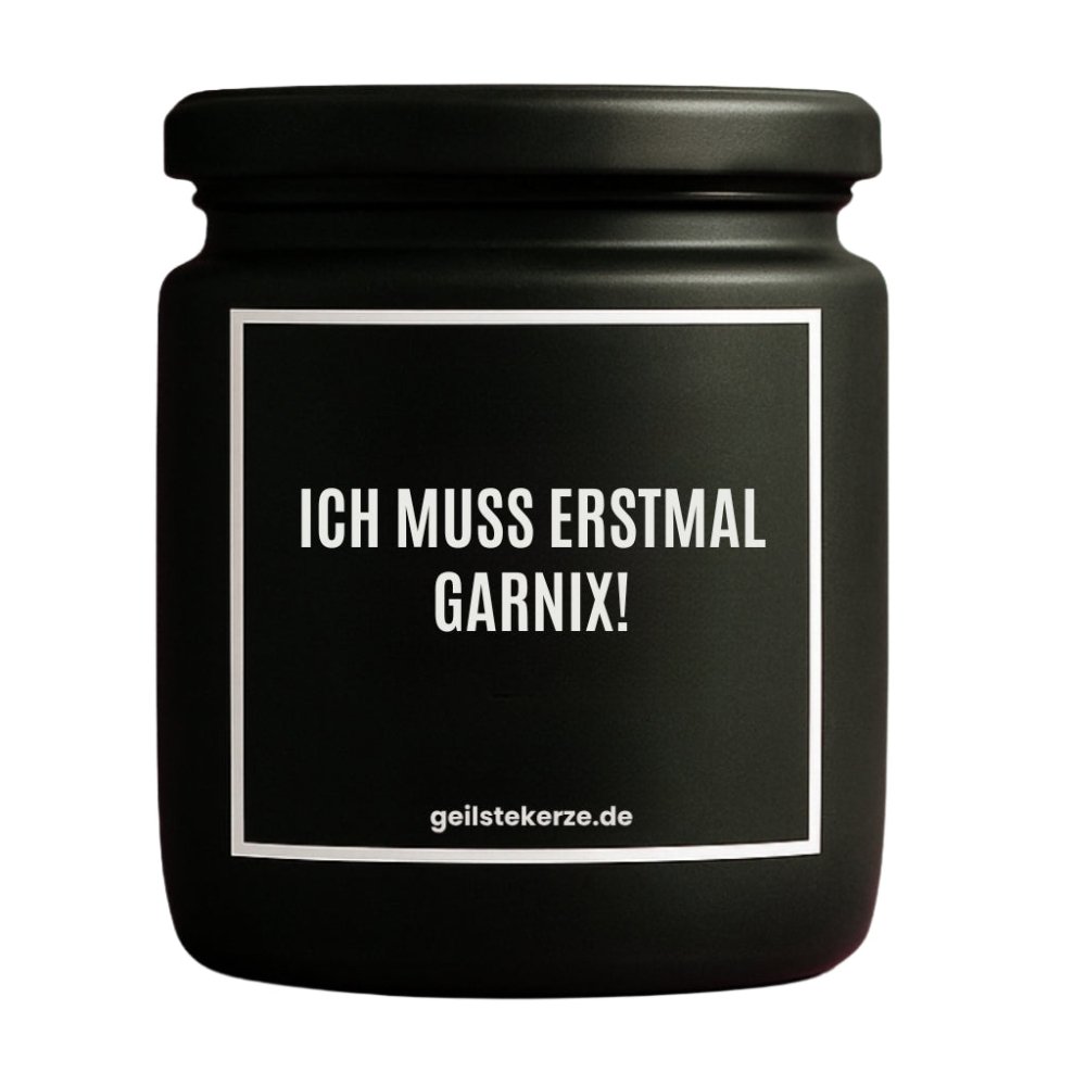 Duftkerze mit Spruch von geilstekerze ist der neue Geschenketrend. Diese witzige Kerze Vegane Bio-Kerze mit Spruch – ICH MUSS ERSTMAL GARNIX! brennt mega lange sagenhafte 80 Stunde, hochwertige ätherische Öle schaffen beste Duftverteilung. Mit 1400 lustigen Sprüchen perfekt zum Verschenken. Handgemacht in Deutschland von geilstekerze.de -Die beste Duftkerze die du kaufen kannst.