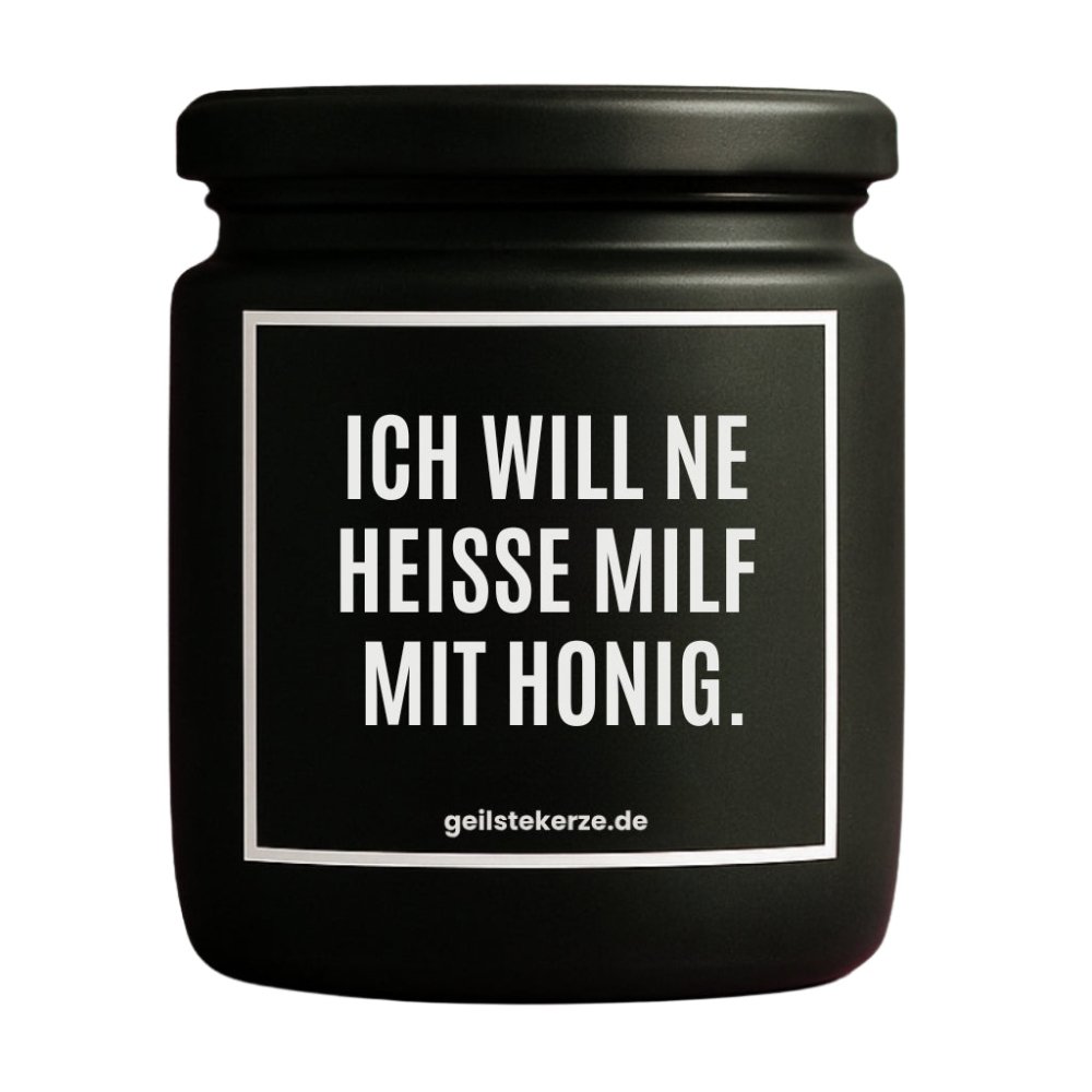 Duftkerze mit Spruch von geilstekerze ist der neue Geschenketrend. Diese witzige Kerze Vegane Bio-Kerze mit Spruch – ICH WILL NE HEISSE MILF MIT HONIG. brennt mega lange sagenhafte 80 Stunde, hochwertige ätherische Öle schaffen beste Duftverteilung. Mit 1400 lustigen Sprüchen perfekt zum Verschenken. Handgemacht in Deutschland von geilstekerze.de -Die beste Duftkerze die du kaufen kannst.