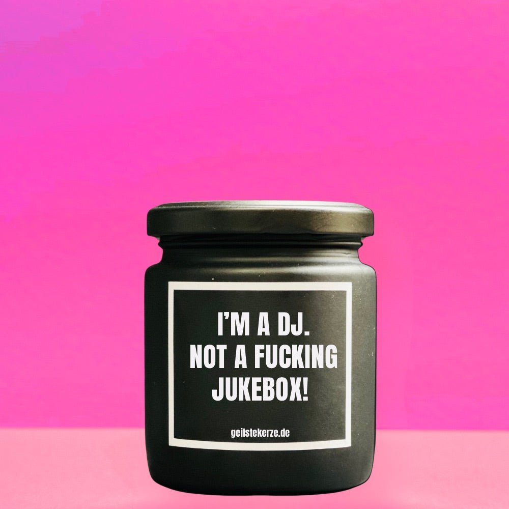 Duftkerze mit Spruch von geilstekerze ist der neue Geschenketrend. Diese witzige Kerze Vegane Bio-Kerze mit Spruch – I‘M A DJ. NOT A FUCKING JUKEBOX brennt mega lange sagenhafte 80 Stunde, hochwertige ätherische Öle schaffen beste Duftverteilung. Mit 1400 lustigen Sprüchen perfekt zum Verschenken. Handgemacht in Deutschland von geilstekerze.de -Die beste Duftkerze die du kaufen kannst.