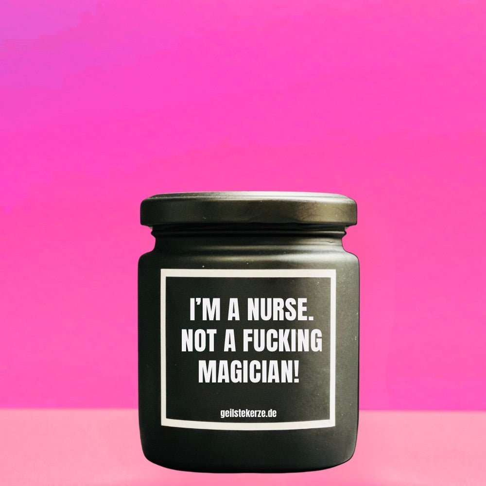 Duftkerze mit Spruch von geilstekerze ist der neue Geschenketrend. Diese witzige Kerze Vegane Bio-Kerze mit Spruch – I‘M A NURSE. NOT A FUCKING MAGICIAN brennt mega lange sagenhafte 80 Stunde, hochwertige ätherische Öle schaffen beste Duftverteilung. Mit 1400 lustigen Sprüchen perfekt zum Verschenken. Handgemacht in Deutschland von geilstekerze.de -Die beste Duftkerze die du kaufen kannst.