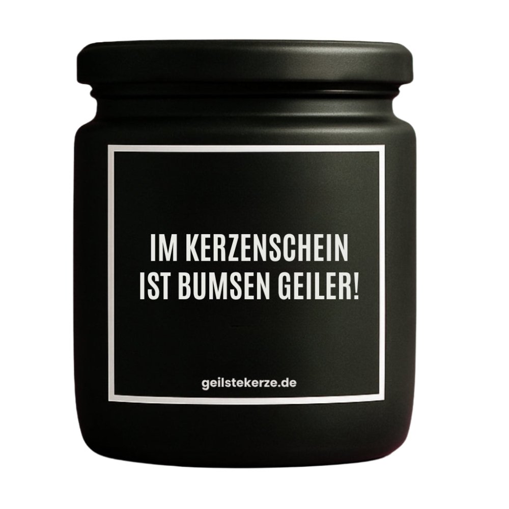 Duftkerze mit Spruch von geilstekerze ist der neue Geschenketrend. Diese witzige Kerze Vegane Bio-Kerze mit Spruch – IM KERZENSCHEIN IST BUMSEN GEILER! brennt mega lange sagenhafte 80 Stunde, hochwertige ätherische Öle schaffen beste Duftverteilung. Mit 1400 lustigen Sprüchen perfekt zum Verschenken. Handgemacht in Deutschland von geilstekerze.de -Die beste Duftkerze die du kaufen kannst.
