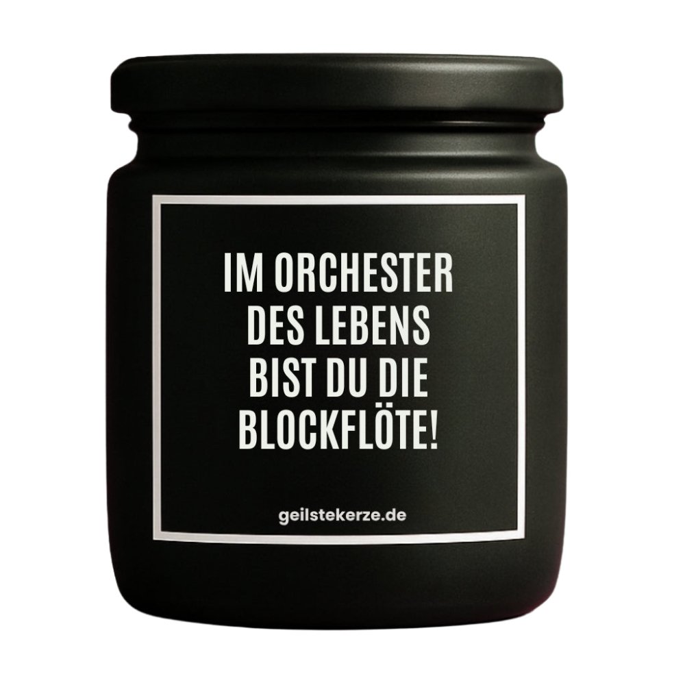 Duftkerze mit Spruch von geilstekerze ist der neue Geschenketrend. Diese witzige Kerze Vegane Bio-Kerze mit Spruch – IM ORCHESTER DES LEBENS BIST DU DIE BLOCKFLÖTE! brennt mega lange sagenhafte 80 Stunde, hochwertige ätherische Öle schaffen beste Duftverteilung. Mit 1400 lustigen Sprüchen perfekt zum Verschenken. Handgemacht in Deutschland von geilstekerze.de -Die beste Duftkerze die du kaufen kannst.