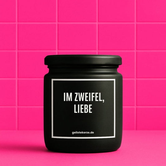 Duftkerze mit Spruch von geilstekerze ist der neue Geschenketrend. Diese witzige Kerze Vegane Bio-Kerze mit Spruch – IM ZWEIFEL, LIEBE brennt mega lange sagenhafte 80 Stunde, hochwertige ätherische Öle schaffen beste Duftverteilung. Mit 1400 lustigen Sprüchen perfekt zum Verschenken. Handgemacht in Deutschland von geilstekerze.de -Die beste Duftkerze die du kaufen kannst.