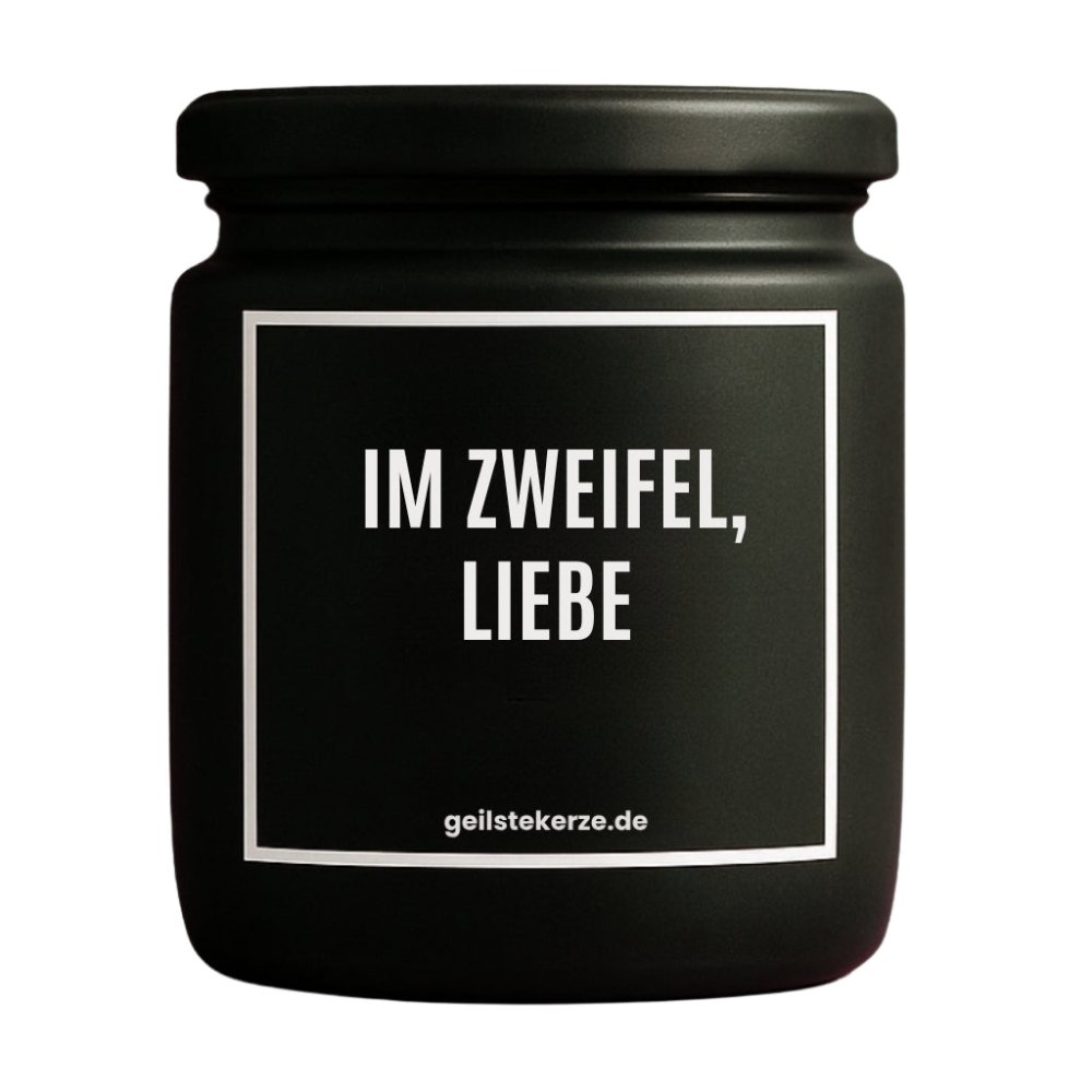 Duftkerze mit Spruch von geilstekerze ist der neue Geschenketrend. Diese witzige Kerze Vegane Bio-Kerze mit Spruch – IM ZWEIFEL, LIEBE brennt mega lange sagenhafte 80 Stunde, hochwertige ätherische Öle schaffen beste Duftverteilung. Mit 1400 lustigen Sprüchen perfekt zum Verschenken. Handgemacht in Deutschland von geilstekerze.de -Die beste Duftkerze die du kaufen kannst.