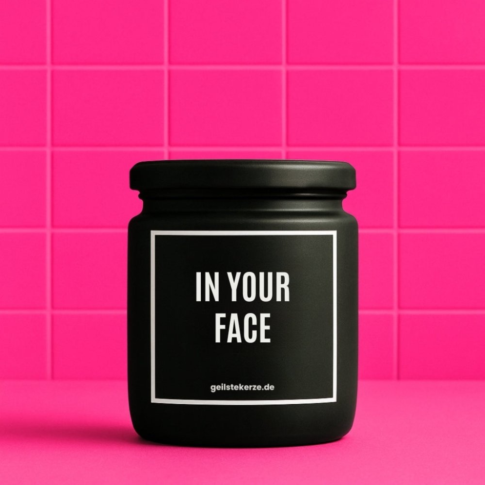 Duftkerze mit Spruch von geilstekerze ist der neue Geschenketrend. Diese witzige Kerze Vegane Bio-Kerze mit Spruch – IN YOUR FACE brennt mega lange sagenhafte 80 Stunde, hochwertige ätherische Öle schaffen beste Duftverteilung. Mit 1400 lustigen Sprüchen perfekt zum Verschenken. Handgemacht in Deutschland von geilstekerze.de -Die beste Duftkerze die du kaufen kannst.