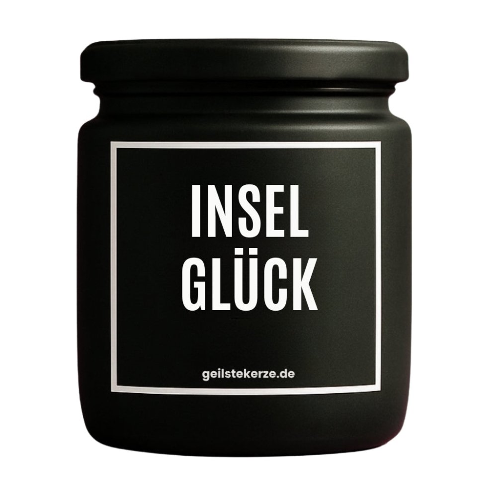 Duftkerze mit Spruch von geilstekerze ist der neue Geschenketrend. Diese witzige Kerze Vegane Bio-Kerze mit Spruch – INSELGLÜCK brennt mega lange sagenhafte 80 Stunde, hochwertige ätherische Öle schaffen beste Duftverteilung. Mit 1400 lustigen Sprüchen perfekt zum Verschenken. Handgemacht in Deutschland von geilstekerze.de -Die beste Duftkerze die du kaufen kannst.