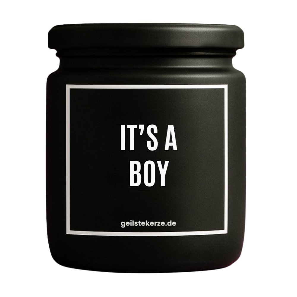 Duftkerze mit Spruch von geilstekerze ist der neue Geschenketrend. Diese witzige Kerze Vegane Bio-Kerze mit Spruch – IT’S A BOY brennt mega lange sagenhafte 80 Stunde, hochwertige ätherische Öle schaffen beste Duftverteilung. Mit 1400 lustigen Sprüchen perfekt zum Verschenken. Handgemacht in Deutschland von geilstekerze.de -Die beste Duftkerze die du kaufen kannst.