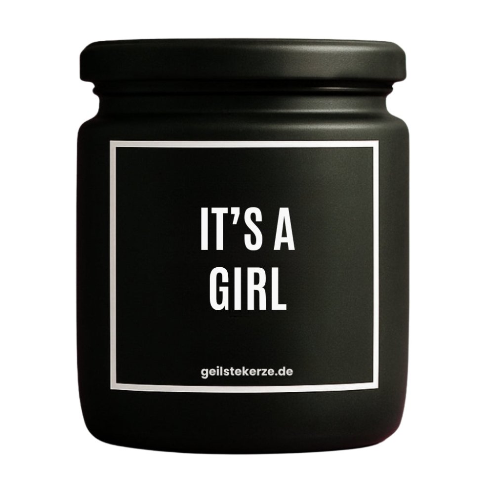 Duftkerze mit Spruch von geilstekerze ist der neue Geschenketrend. Diese witzige Kerze Vegane Bio-Kerze mit Spruch – IT’S A GIRL brennt mega lange sagenhafte 80 Stunde, hochwertige ätherische Öle schaffen beste Duftverteilung. Mit 1400 lustigen Sprüchen perfekt zum Verschenken. Handgemacht in Deutschland von geilstekerze.de -Die beste Duftkerze die du kaufen kannst.
