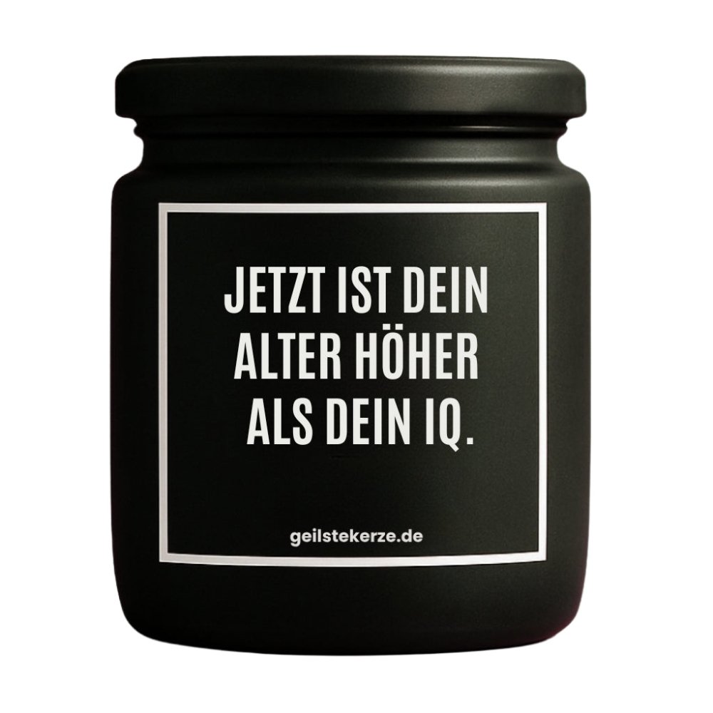 Duftkerze mit Spruch von geilstekerze ist der neue Geschenketrend. Diese witzige Kerze Vegane Bio-Kerze mit Spruch – JETZT IST DEIN ALTER HÖHER ALS DEIN IQ. brennt mega lange sagenhafte 80 Stunde, hochwertige ätherische Öle schaffen beste Duftverteilung. Mit 1400 lustigen Sprüchen perfekt zum Verschenken. Handgemacht in Deutschland von geilstekerze.de -Die beste Duftkerze die du kaufen kannst.