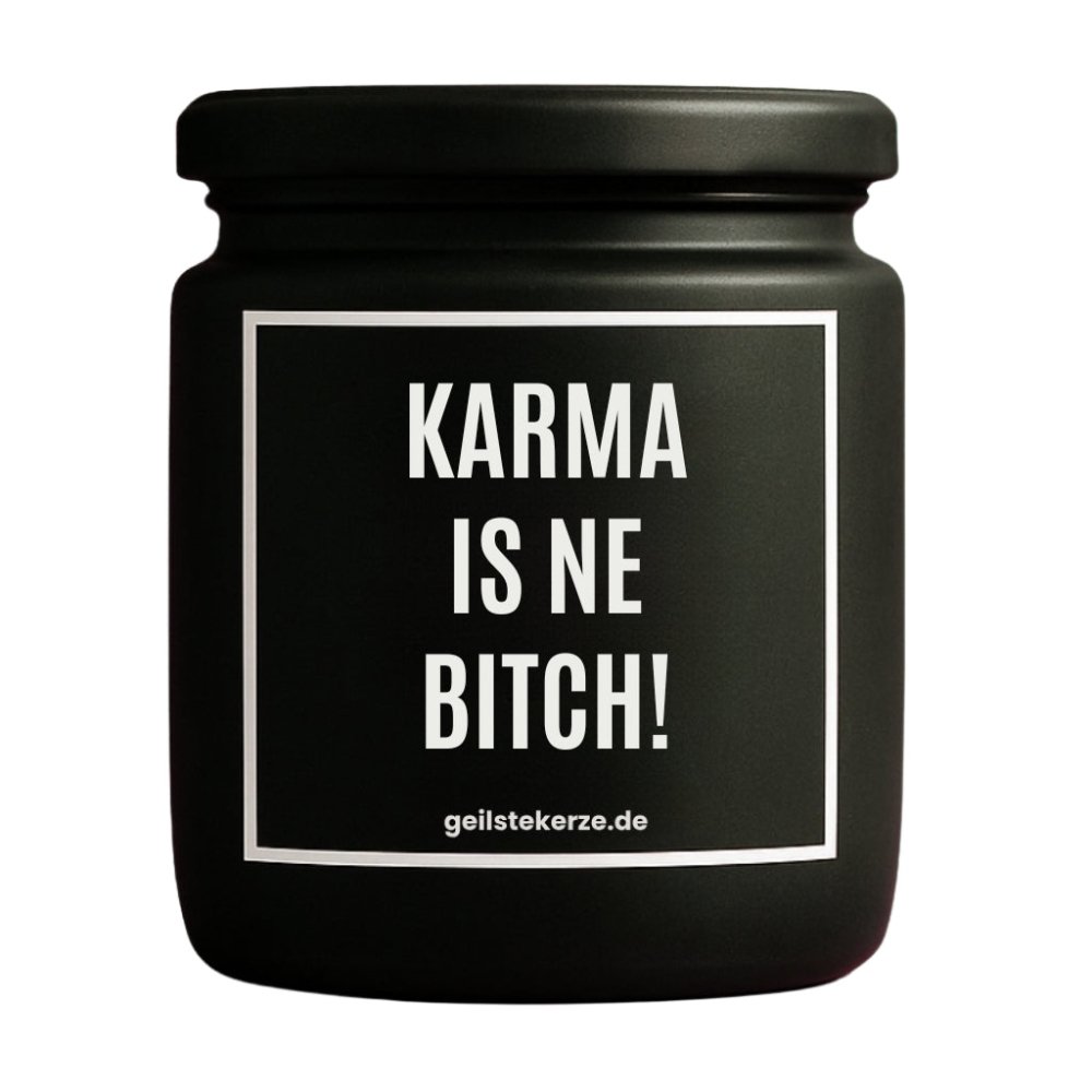 Duftkerze mit Spruch von geilstekerze ist der neue Geschenketrend. Diese witzige Kerze Vegane Bio-Kerze mit Spruch – KARMA IS NE BITCH! brennt mega lange sagenhafte 80 Stunde, hochwertige ätherische Öle schaffen beste Duftverteilung. Mit 1400 lustigen Sprüchen perfekt zum Verschenken. Handgemacht in Deutschland von geilstekerze.de -Die beste Duftkerze die du kaufen kannst.
