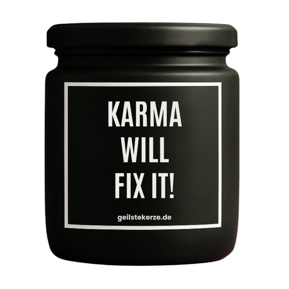 Duftkerze mit Spruch von geilstekerze ist der neue Geschenketrend. Diese witzige Kerze Vegane Bio-Kerze mit Spruch – KARMA WILL FIX IT! brennt mega lange sagenhafte 80 Stunde, hochwertige ätherische Öle schaffen beste Duftverteilung. Mit 1400 lustigen Sprüchen perfekt zum Verschenken. Handgemacht in Deutschland von geilstekerze.de -Die beste Duftkerze die du kaufen kannst.