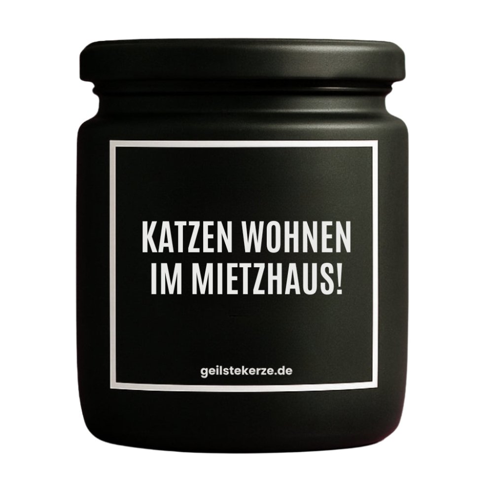 Duftkerze mit Spruch von geilstekerze ist der neue Geschenketrend. Diese witzige Kerze Vegane Bio-Kerze mit Spruch – KATZEN WOHNEN IM MIETZHAUS! brennt mega lange sagenhafte 80 Stunde, hochwertige ätherische Öle schaffen beste Duftverteilung. Mit 1400 lustigen Sprüchen perfekt zum Verschenken. Handgemacht in Deutschland von geilstekerze.de -Die beste Duftkerze die du kaufen kannst.