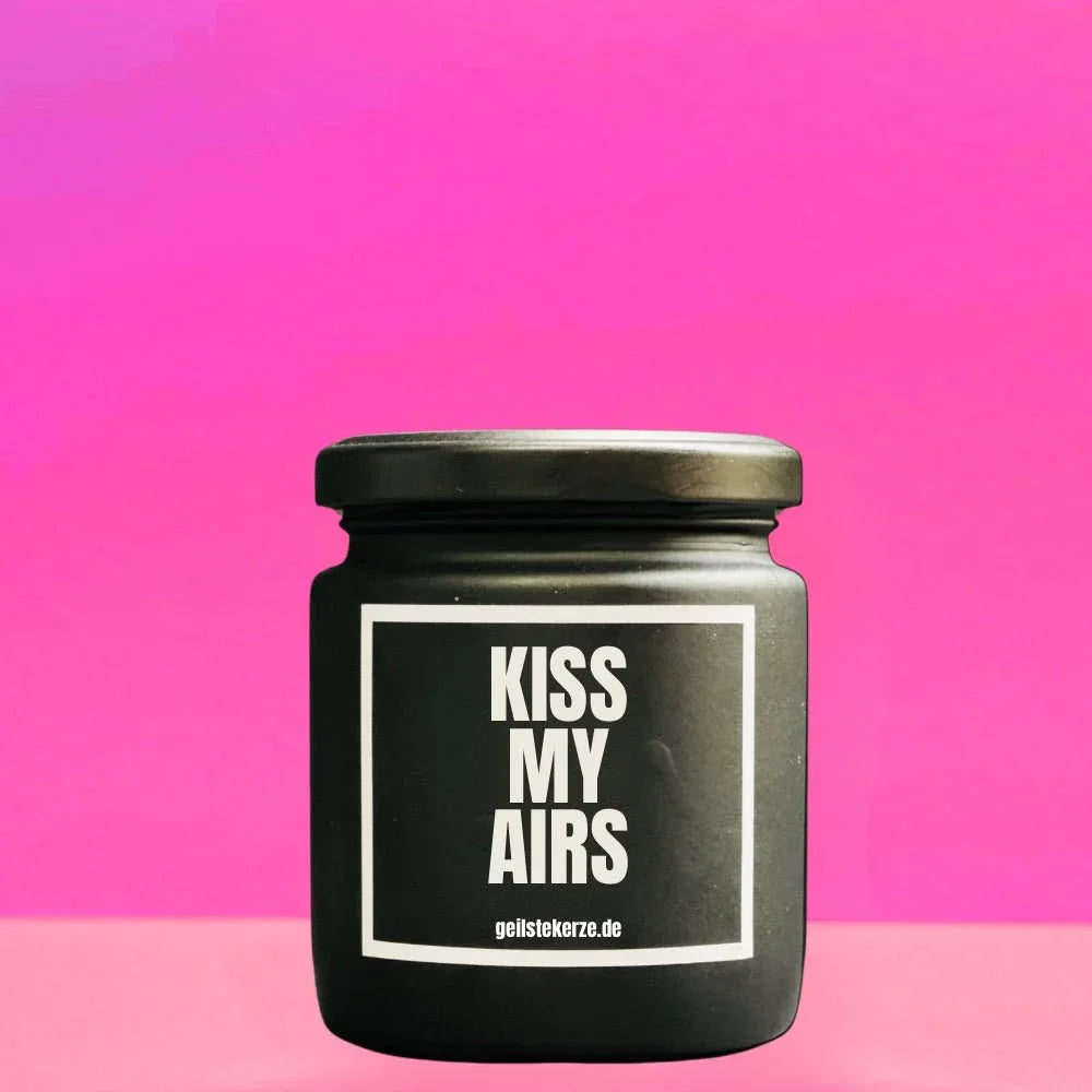 Duftkerze mit Spruch von geilstekerze ist der neue Geschenketrend. Diese witzige Kerze Vegane Bio-Kerze mit Spruch – KISS MY AIRS brennt mega lange sagenhafte 80 Stunde, hochwertige ätherische Öle schaffen beste Duftverteilung. Mit 1400 lustigen Sprüchen perfekt zum Verschenken. Handgemacht in Deutschland von geilstekerze.de -Die beste Duftkerze die du kaufen kannst.