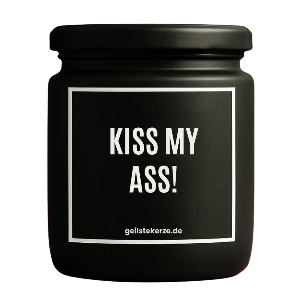 Duftkerze mit Spruch von geilstekerze ist der neue Geschenketrend. Diese witzige Kerze Vegane Bio-Kerze mit Spruch – KISS MY ASS! brennt mega lange sagenhafte 80 Stunde, hochwertige ätherische Öle schaffen beste Duftverteilung. Mit 1400 lustigen Sprüchen perfekt zum Verschenken. Handgemacht in Deutschland von geilstekerze.de -Die beste Duftkerze die du kaufen kannst.