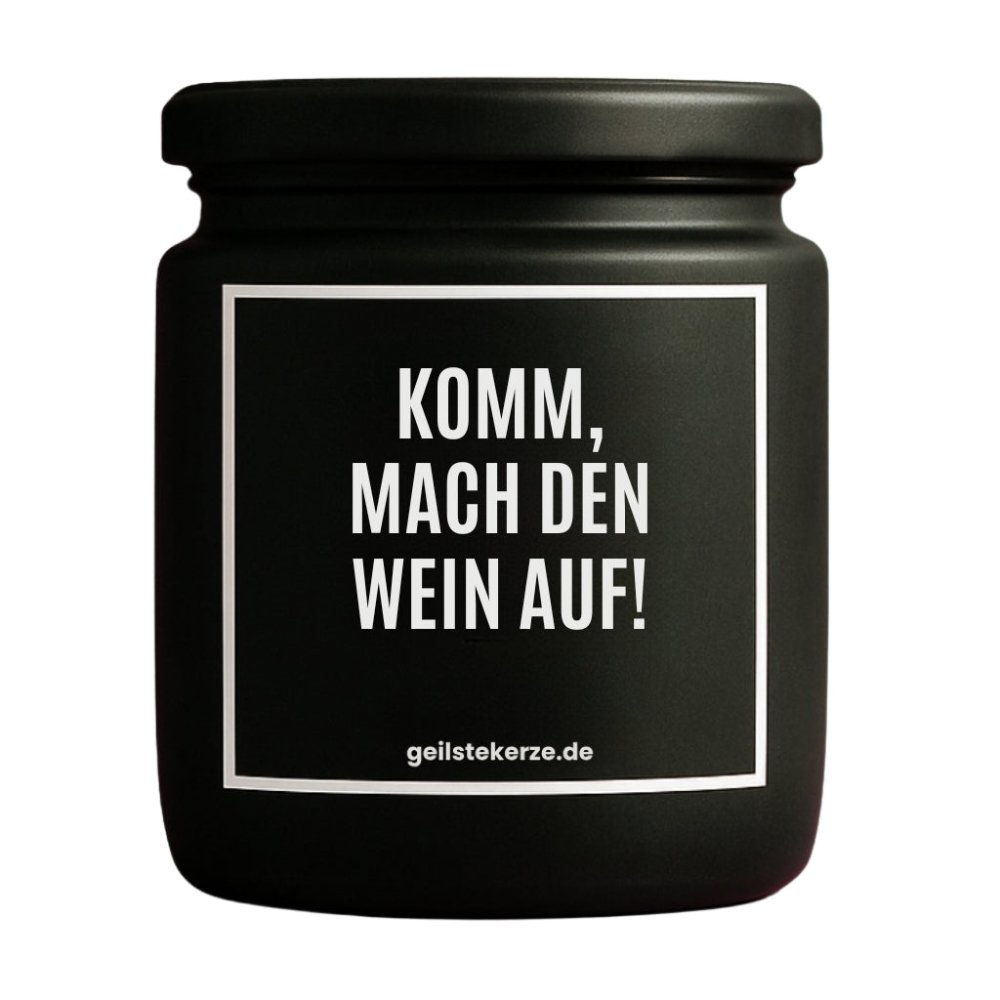 Duftkerze mit Spruch von geilstekerze ist der neue Geschenketrend. Diese witzige Kerze Vegane Bio-Kerze mit Spruch – KOMM, MACH DEN WEIN AUF! brennt mega lange sagenhafte 80 Stunde, hochwertige ätherische Öle schaffen beste Duftverteilung. Mit 1400 lustigen Sprüchen perfekt zum Verschenken. Handgemacht in Deutschland von geilstekerze.de -Die beste Duftkerze die du kaufen kannst.