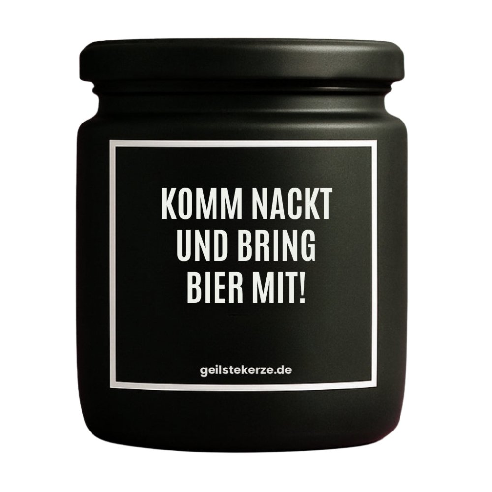 Duftkerze mit Spruch von geilstekerze ist der neue Geschenketrend. Diese witzige Kerze Vegane Bio-Kerze mit Spruch – KOMM NACKT UND BRING BIER MIT! brennt mega lange sagenhafte 80 Stunde, hochwertige ätherische Öle schaffen beste Duftverteilung. Mit 1400 lustigen Sprüchen perfekt zum Verschenken. Handgemacht in Deutschland von geilstekerze.de -Die beste Duftkerze die du kaufen kannst.